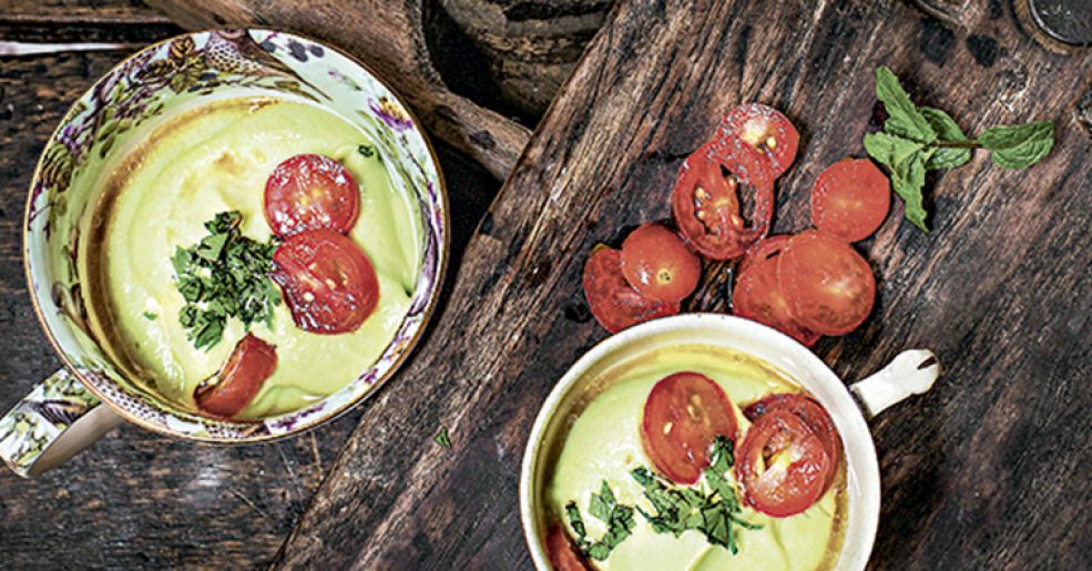 Creme gelado de abacate com saladinha de tomate