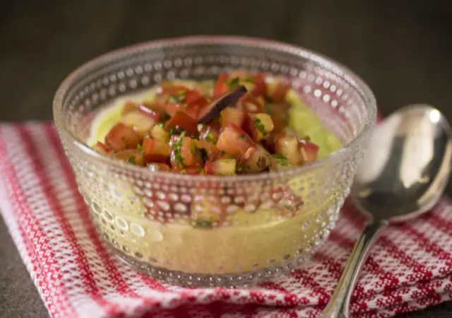 Creme gelado de abacate com saladinha de tomate