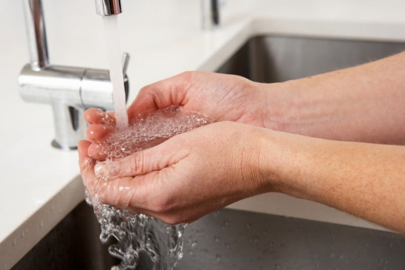 A melhor maneira de ajudar na prevenção é lavar bem mãos e alimentos e manter a limpeza.