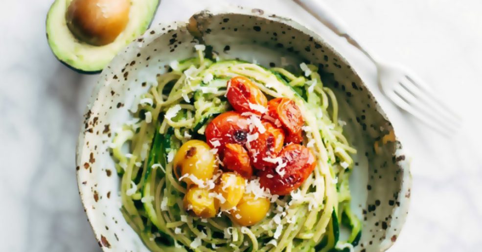 Espaguete com abacate e tomates cereja