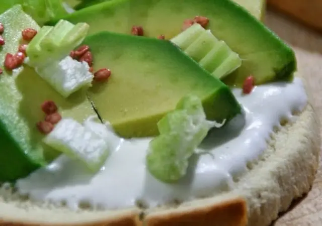 Bruschetta refrescante de abacate