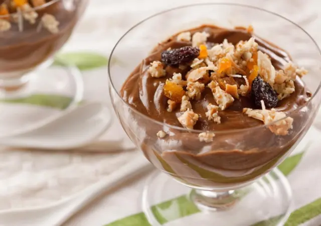 Creme de chocolate com abacate e granola