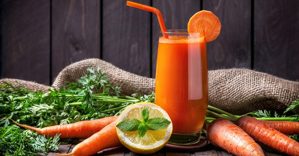 Suco energizante de laranja com cenoura e limão