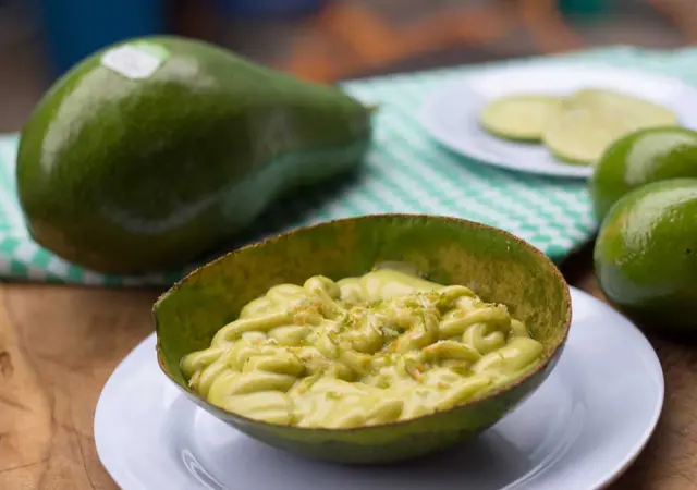 Mousse de abacate com limão