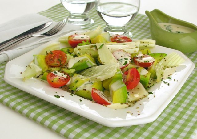 Salada de abacate com tomate cereja