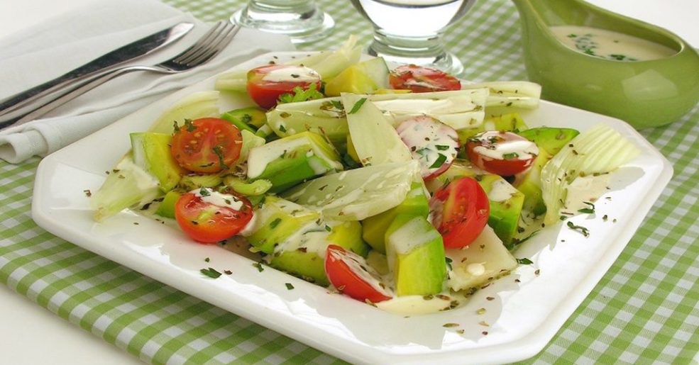 Salada de abacate com tomate cereja