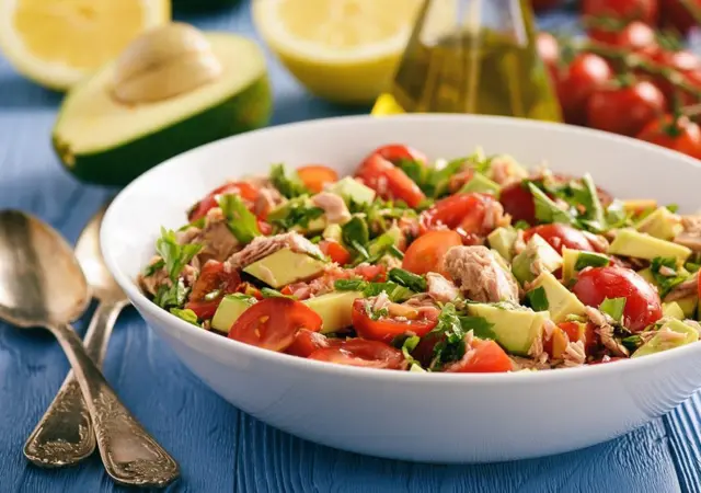 Salada Abacate com Atum e Tomate