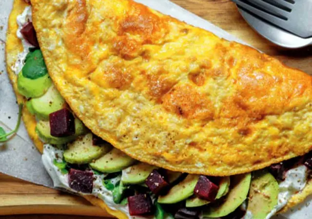 Omelete com Queijo e Abacate