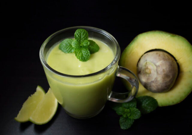 Vitamina de abacate com limão