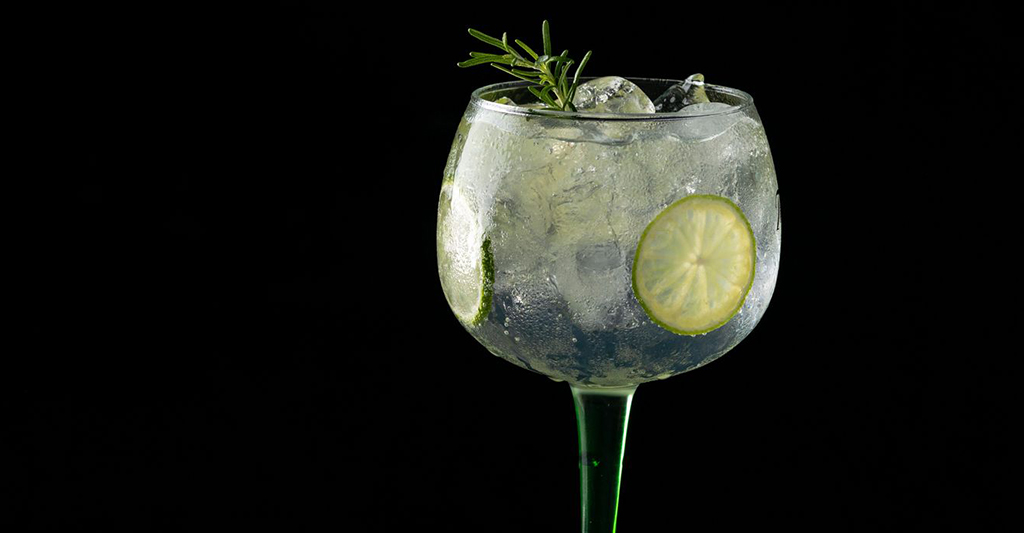 Gin tônica com limão e alecrim L.A. Ferretti Frutas