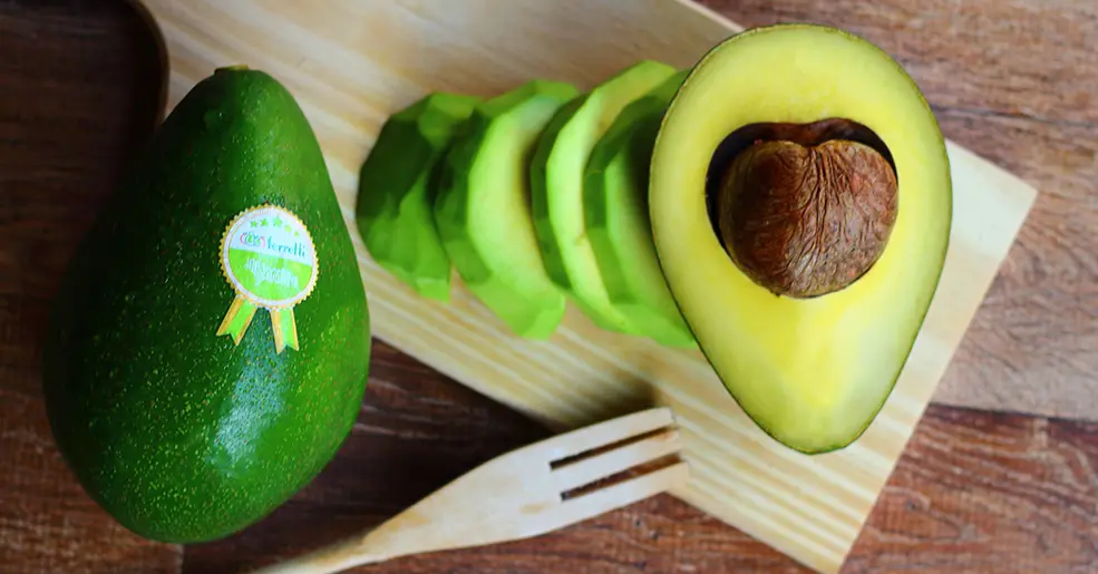 Motivos pelos quais você deve consumir mais abacate, sem medo das calorias